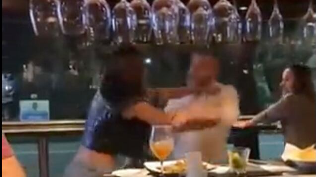 VIDEO: descubrió a su ex con otra mujer en un restaurante y esta fue su explosiva reacción