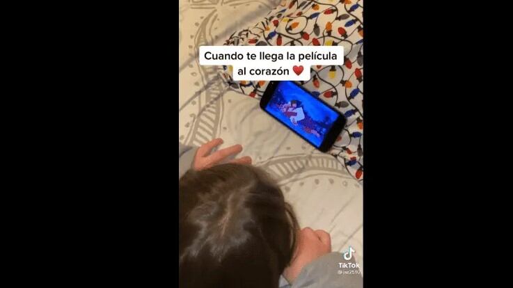 Niña llora viendo película de Disney