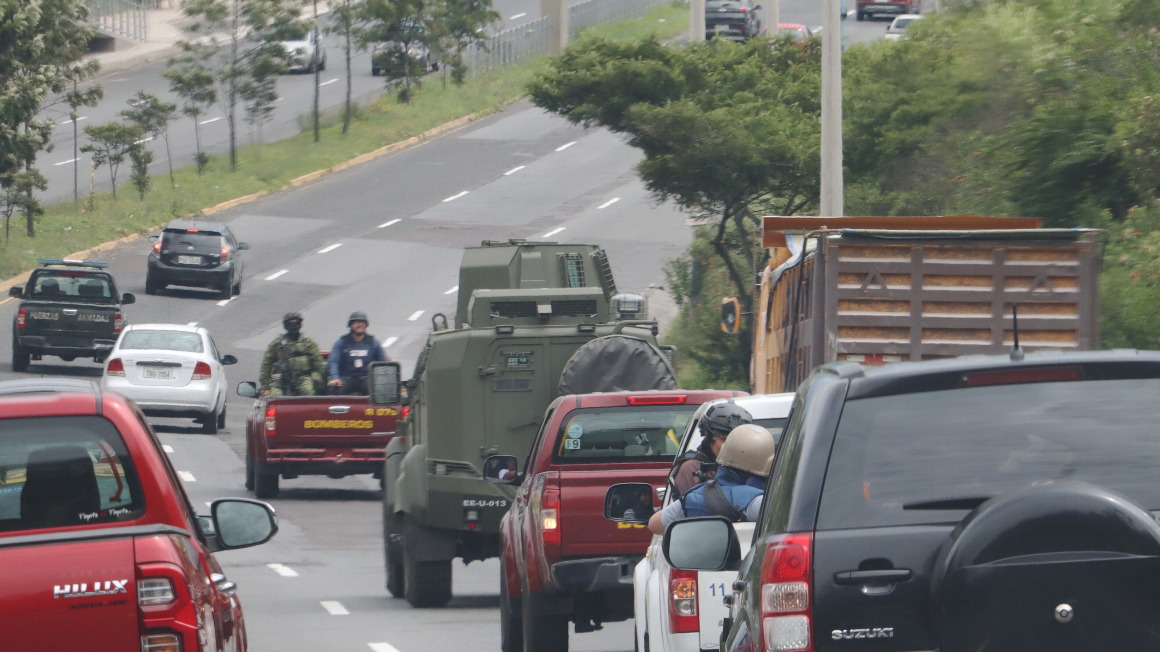 Militares realizan un recorrido de seguridad en el norte de la ciudad de Quito, especialmente el sector de la Bota, Comité del Pueblo.