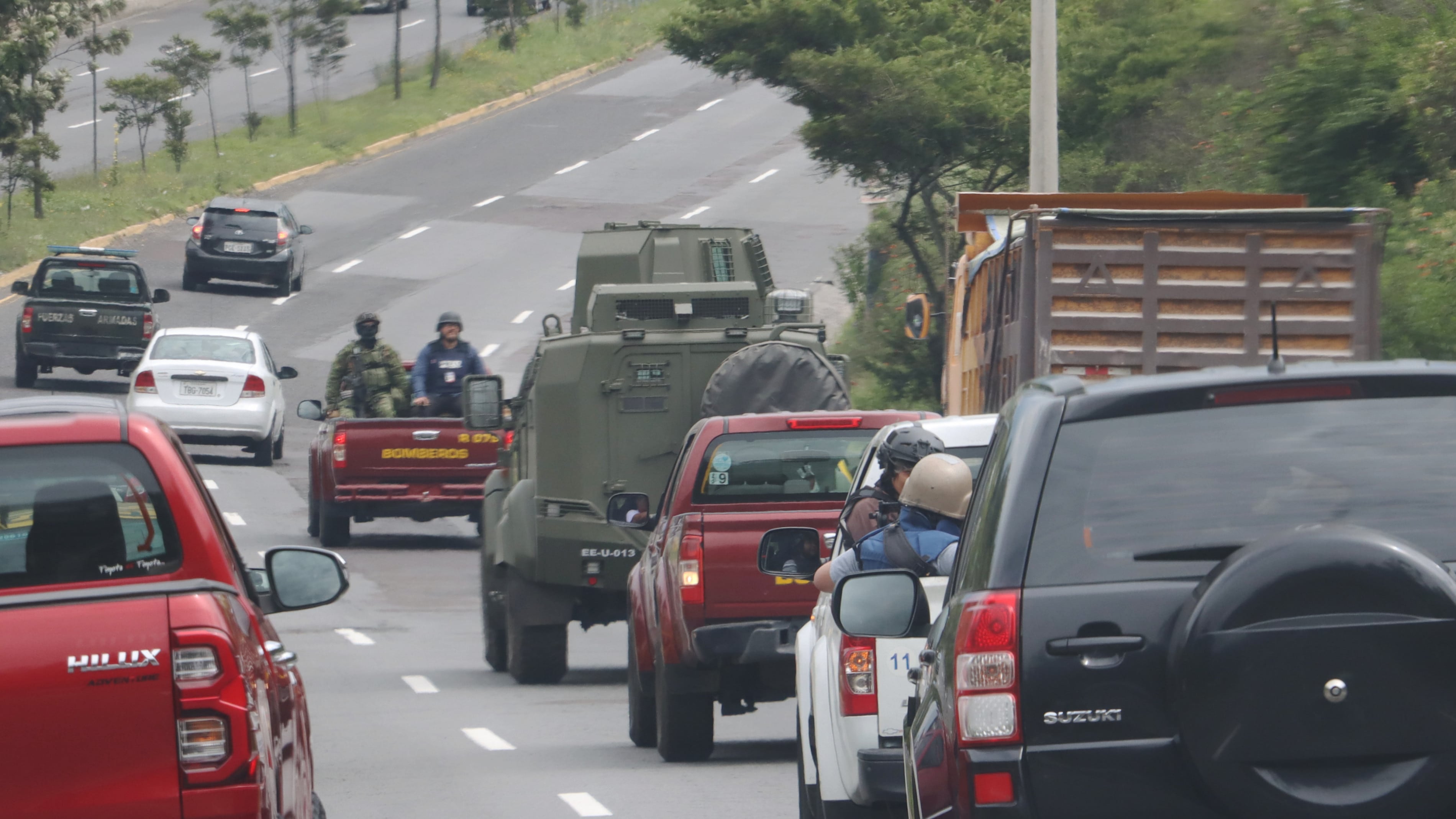 Militares realizan un recorrido de seguridad en el norte de la ciudad de Quito, especialmente el sector de la Bota, Comité del Pueblo.