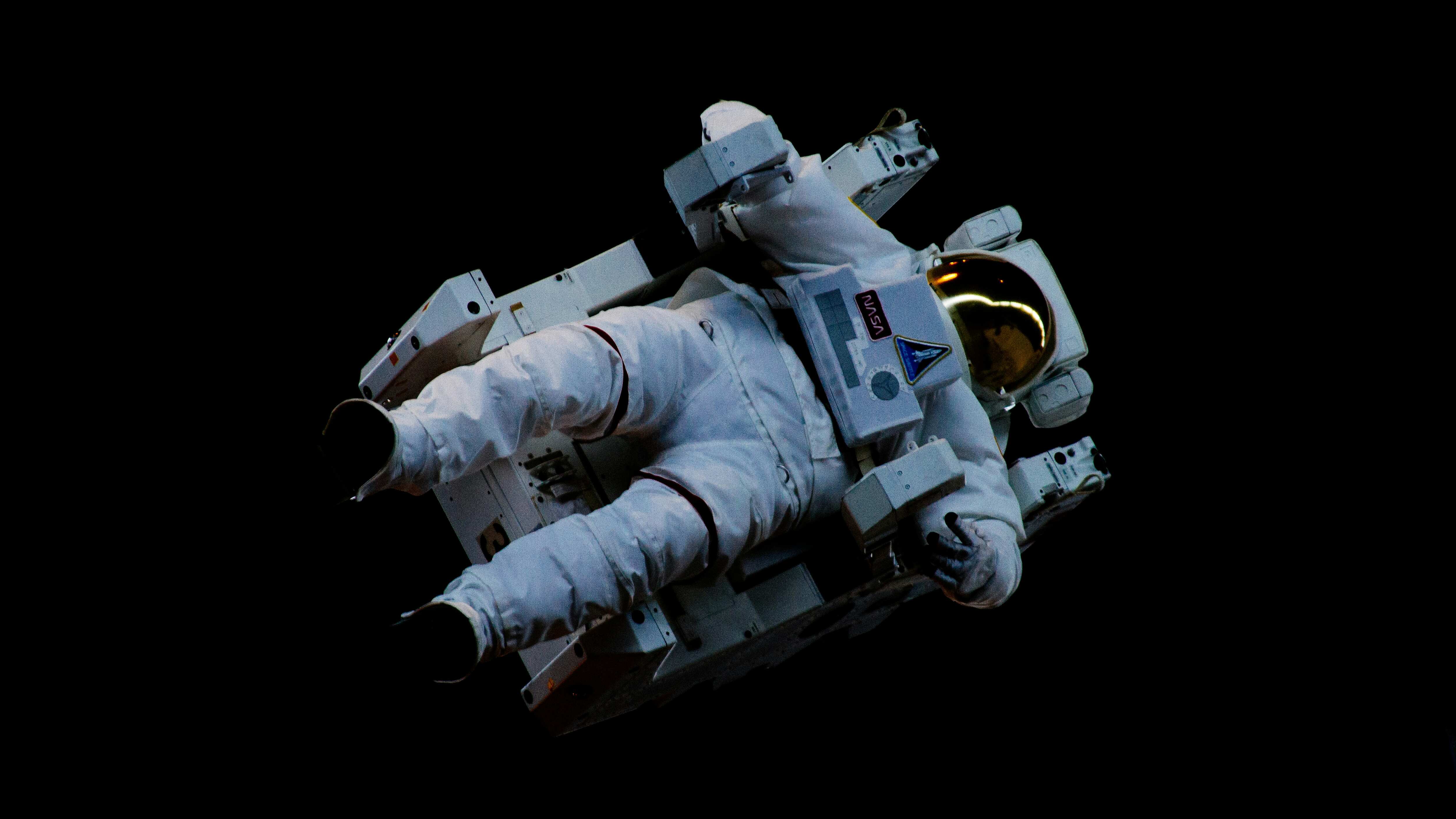 Estar en el espacio no es solo una cuestión de tecnología avanzada y grandes logros científicos, sino también de adaptarse a las peculiaridades de vivir en un entorno que desafía las normas básicas de nuestro cuerpo.