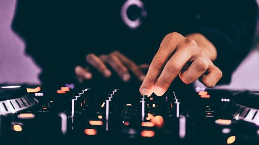 Asesinan a DJ en su bar tras negarse a poner una canción