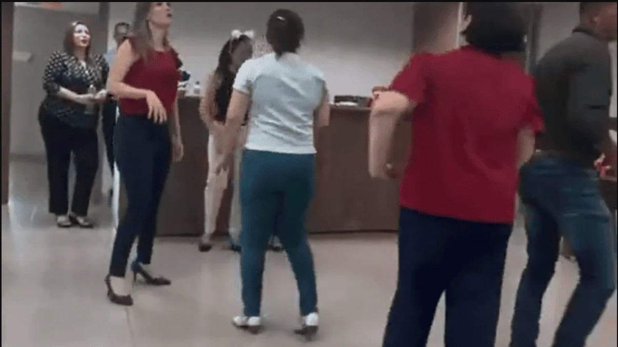 Judicatura abre investigación tras video de funcionarios bailando en una sala de audiencias en Guayas
