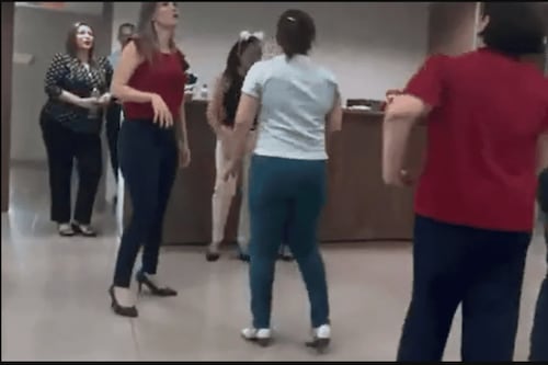 Judicatura abre investigación tras video de funcionarios bailando en una sala de audiencias en Guayas