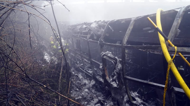 Bomberos Cuenca recibió la alerta de un accidente de tránsito (pérdida de pista y volcamiento de un bus), en la vía Cuenca - Molleturo, km 57, sector puente El Chorro.