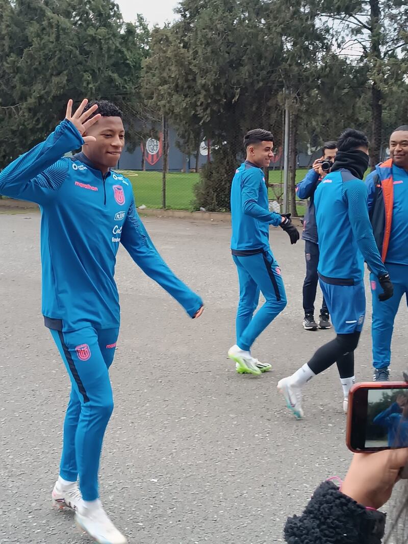 Gonzalo Plata, quien jugará un poco detrás de Enner Valencia, saluda con las cámaras de Metro Ecuador en Argentina.