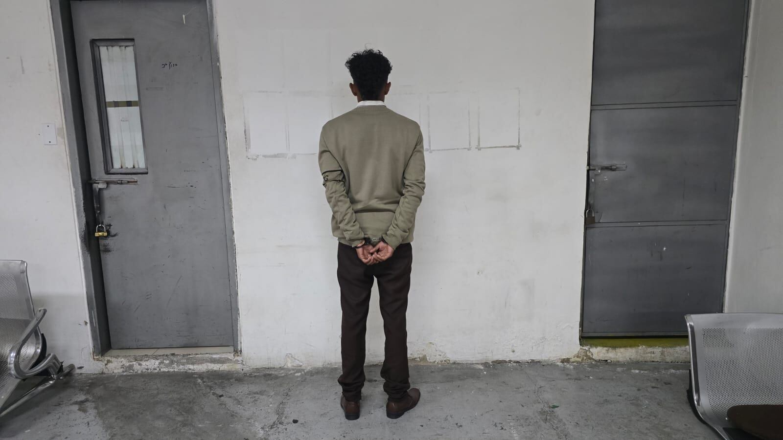 Encuentran revolver a estudiante tras riña en exteriores de colegio en Quito