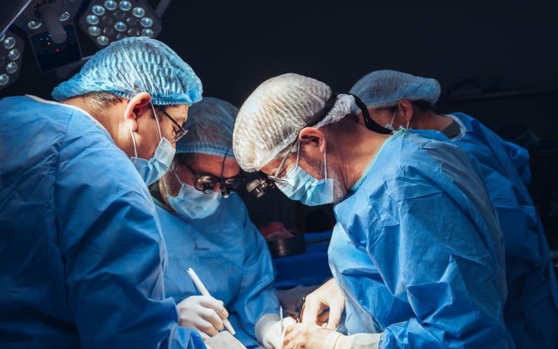 El paciente trasplantado es un joven de 23 años, cuyo padre, de 45 años, fue el donante. Foto: Hospital Roosevelt.