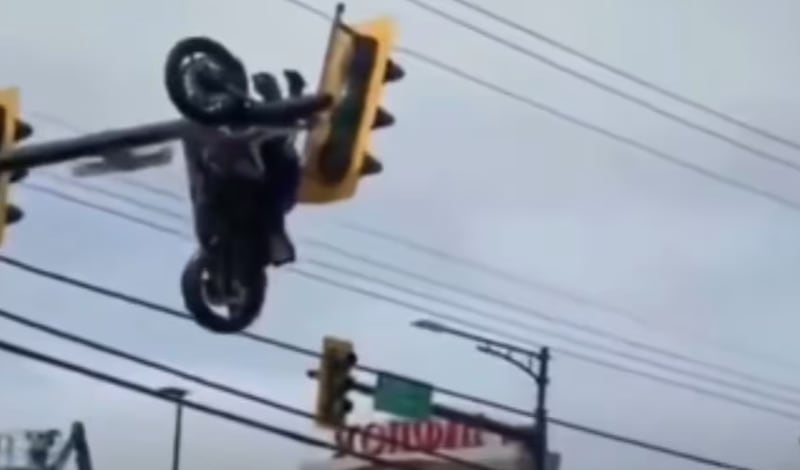 motocicleta colgada semáforo
