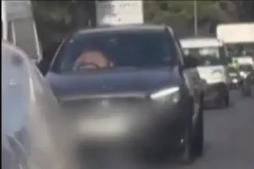Captan a una pareja teniendo intimidad en un vehículo en movimiento y desata polémica