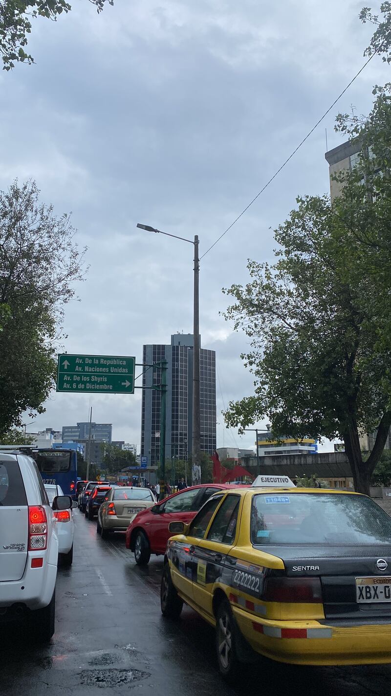 Caos vehicular en Quito debido al apagón nacional este 19 de junio
