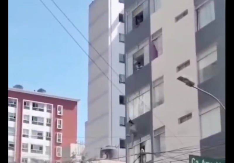 Captan el momento en que joven se lanzó de octavo piso de un edificio en Perú