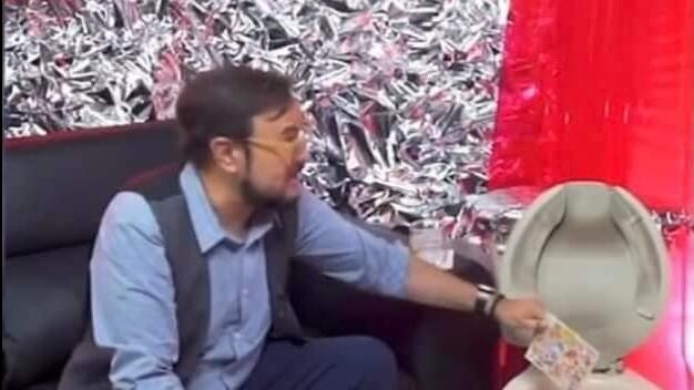 Aleks Syntek genera polémica tras tirar al excusado el álbum de Karol G.