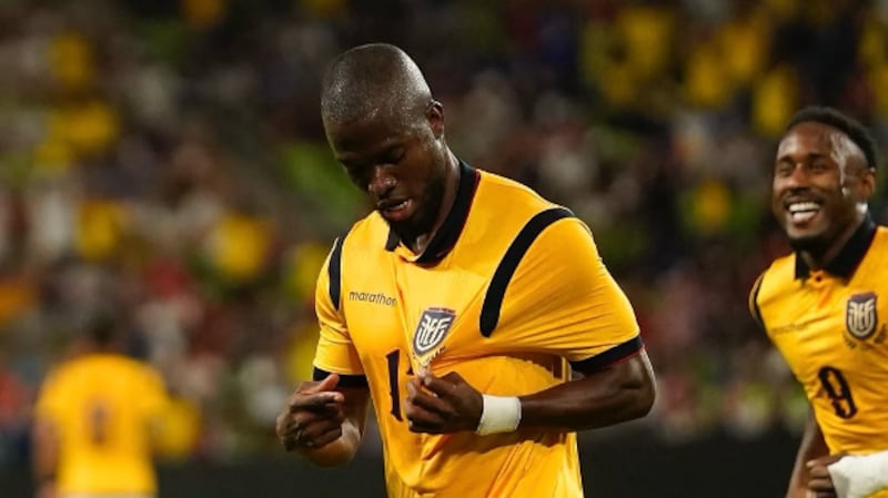 Enner Valencia marcando un gol con la Selección de Ecuador.