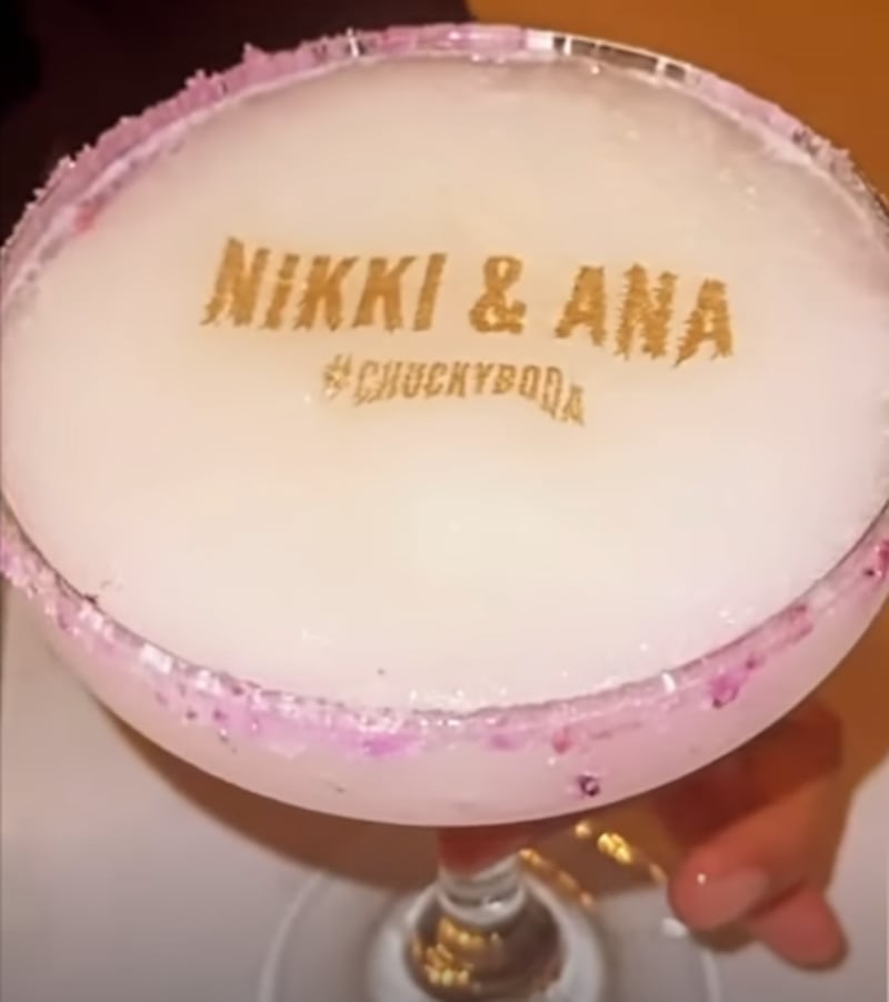 Las fotos inéditas de la boda de la MasterChef Nikki Mackliff con su novia en la playa