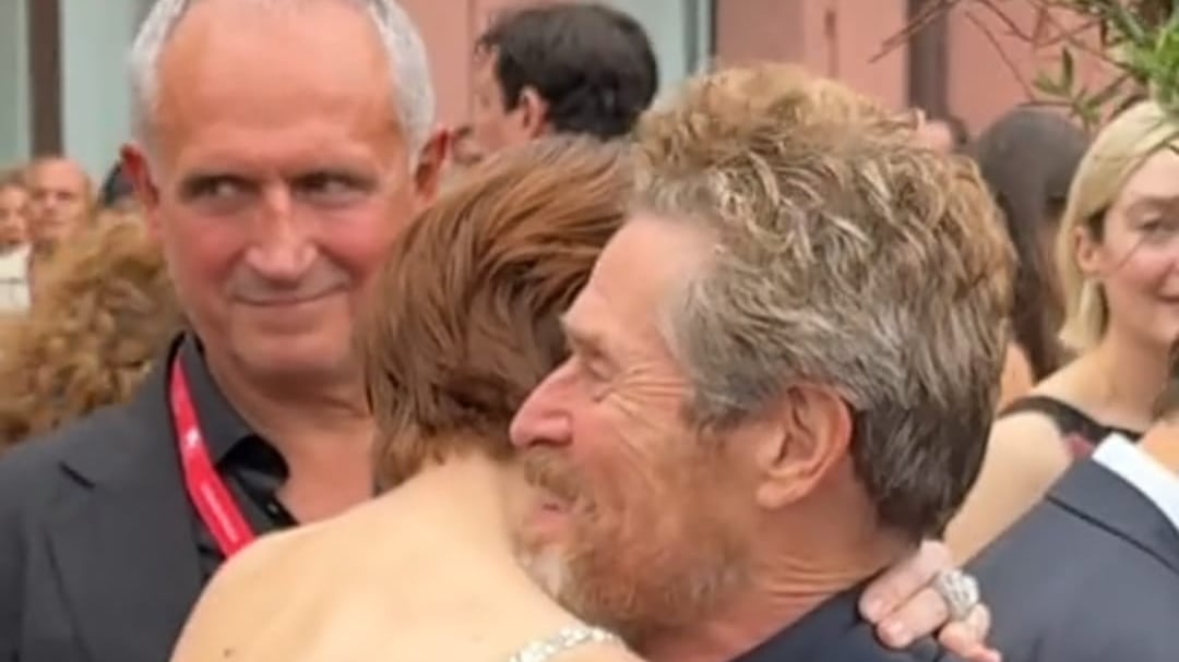 Emma Stone y William Dafoe protagonizan un beso inesperado en una reunión llena de tensión