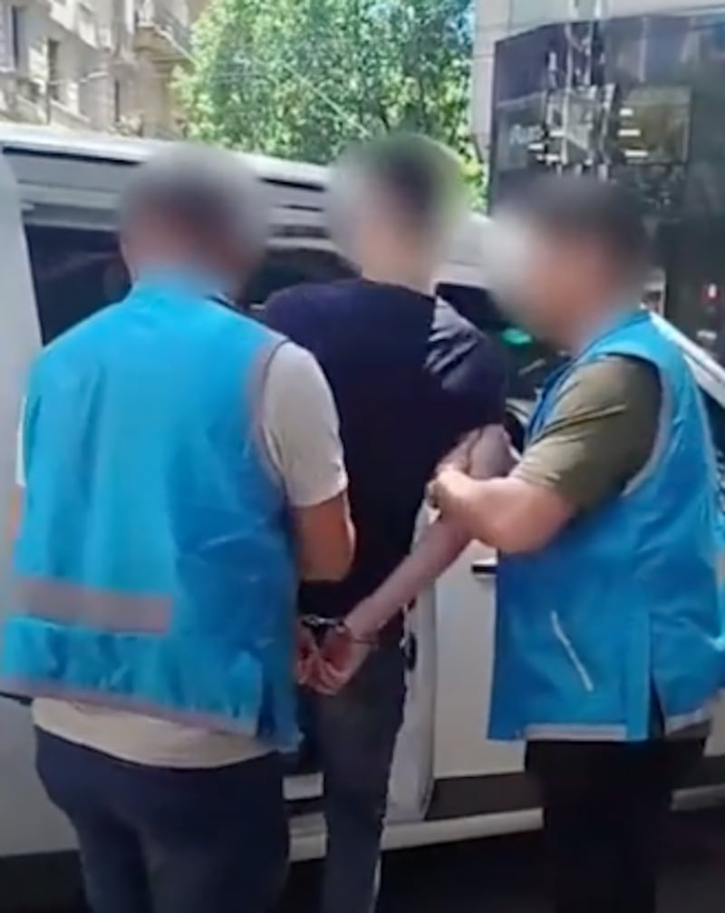 Falsos abogados intentaron estafar a una pareja con USD 40.000 para “liberar a su hijo preso” - Fuente: Video de X