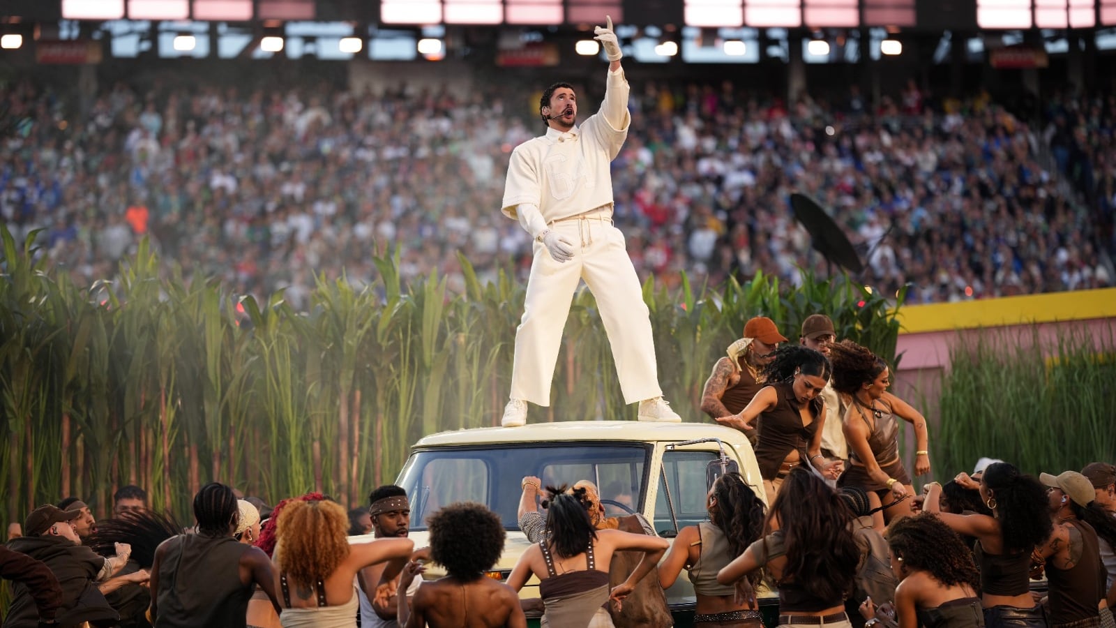 Los mensajes políticos de Bad Bunny detrás de su presentación en el medio tiempo del Super Bowl