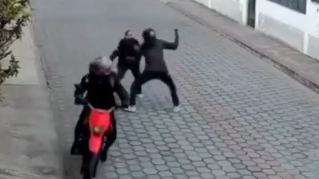 VIDEO: delincuentes agredieron a una mujer para robarle sus pertenencias en el norte de Quito.