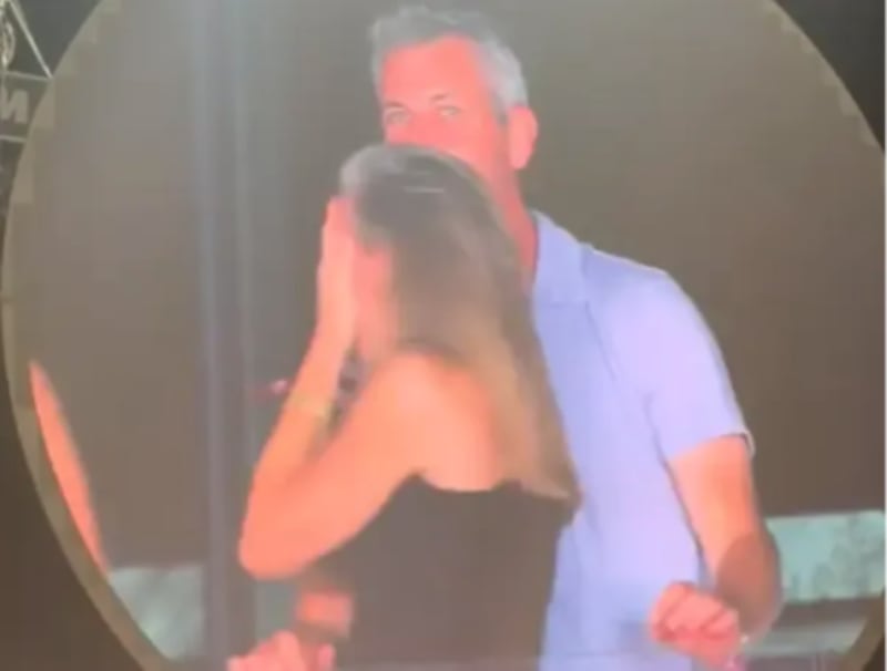 Mujer grabada con su jefe en concierto de Coldplay dice que su esposo ya sabía: “supe que mi marido también estaba en el estadio”