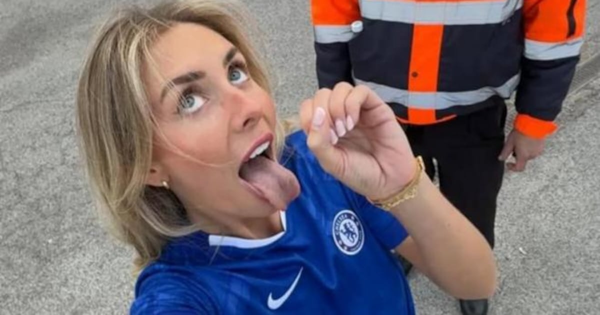 ¡Escándalo en Stamford Bridge! La modelo de OnlyFans, Bonnie Blue, expulsada del partido del Chelsea por un disfraz controvertido