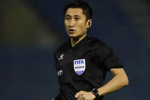 Como el ‘Pulpo de las Tarjetas’ se le conoce en el fútbol al árbitro chino que dirigirá Ecuador vs. Curazao