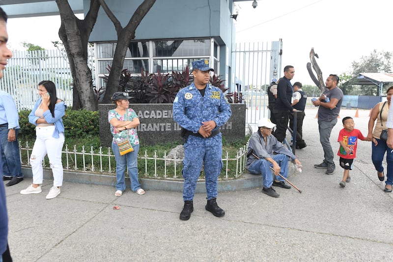 Agentes custodian los recintos electorales del Guayas.