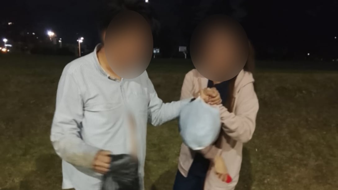 Hallan desorientado a un joven en una estación del Metro de Quito y logran reunirlo con su familia