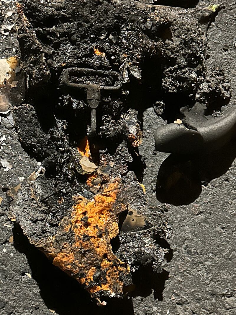 Abandonaron mochila de explosivos con posible sustancia química en las afueras de edificio en el norte de Quito