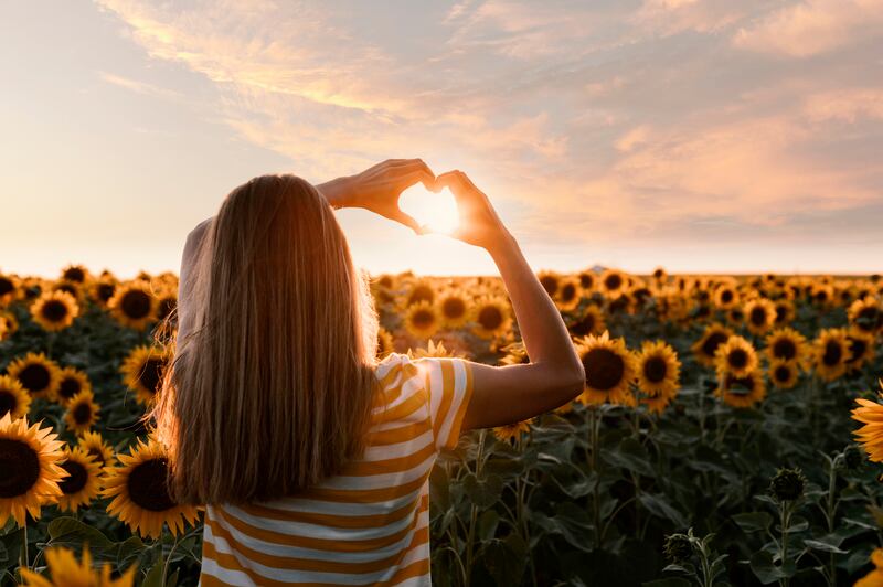 Tomar el sol tiene múltiples beneficios para la salud, entre ellos la producción de vitamina D y el refuerzo de nuestro sistema inmune. Foto: Freepik.