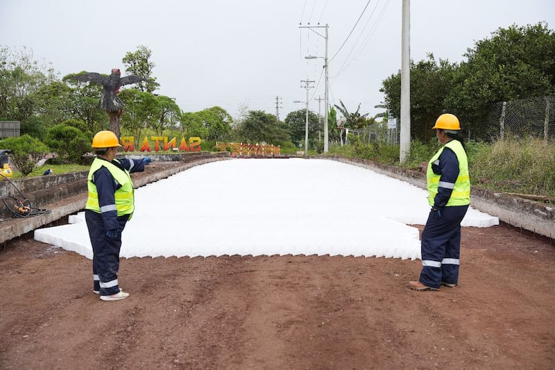Geoceldas en acción en Santa Cruz, Galápagos, mostrando cómo se estabiliza el suelo y se reutilizan materiales locales en la obra vial.