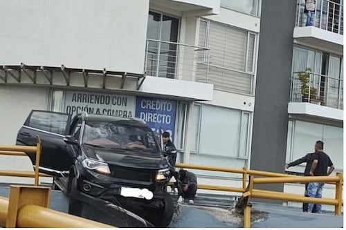 Lo que se sabe del conductor del vehículo que quedó colgado del puente en el norte de Quito