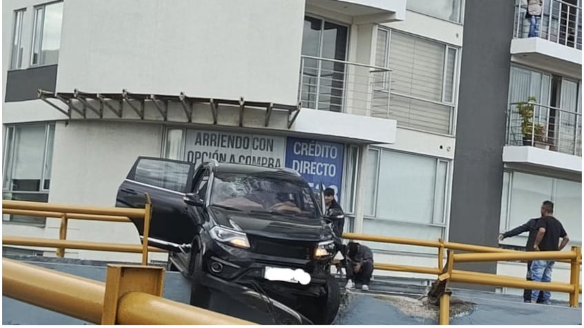 Vehículo quedó colgado de puente en Quito