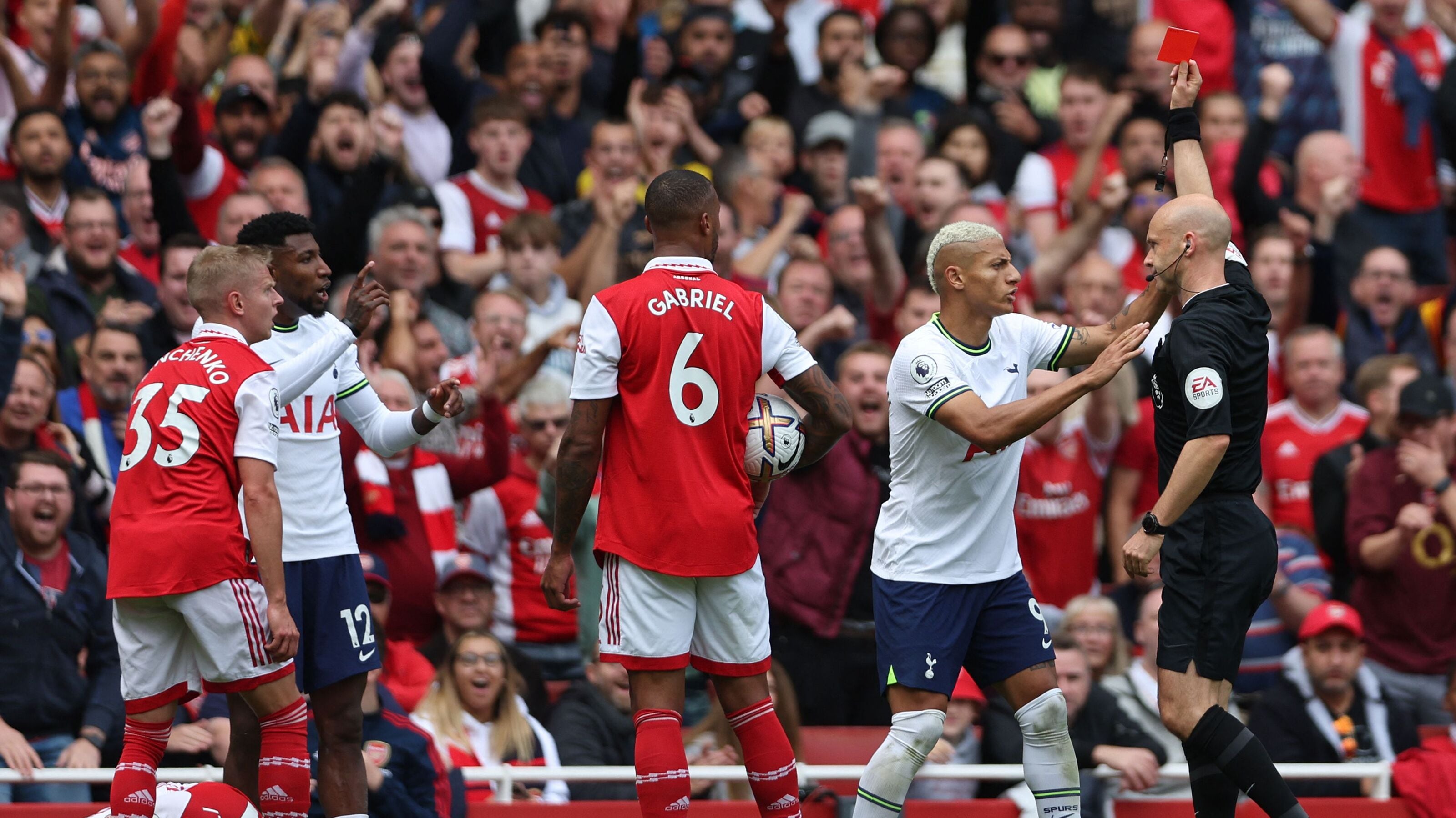 Arsenal vs Tottenham en la Premier League.