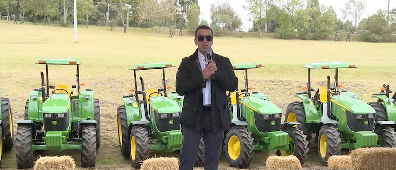 Presidente Daniel Noboa durante la entrega de Bonos Raíces en Tungurahua.
