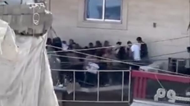 Desesperación en Gaza: Balcón se derrumba durante entrega de ayuda - Fuente: Video de X