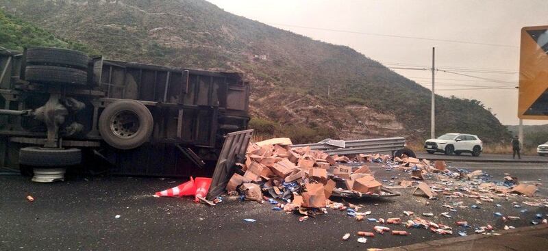 Volcamiento de un camión y una camioneta en Guayllabamba