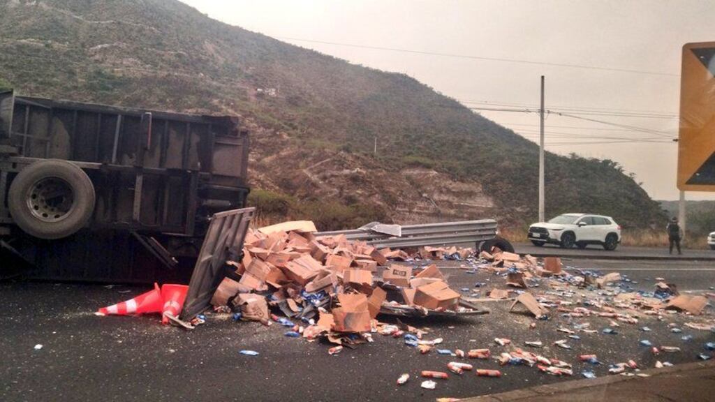 Volcamiento de un camión y una camioneta en Guayllabamba