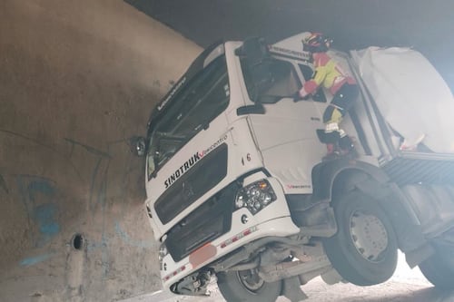 Camión se quedó atorado en el paso a desnivel de San Blas, en Quito