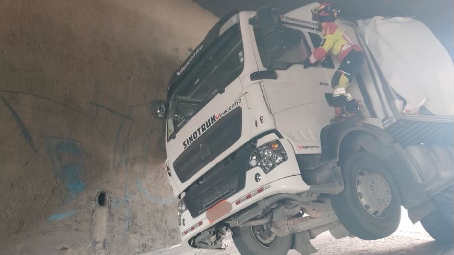 Camión se quedó atorado en el paso a desnivel de San Blas, en Quito, y dejó dos heridos