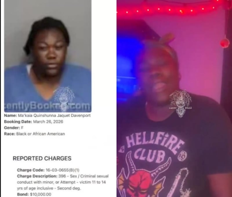 La mujer de 21 años fue acusada tras ser hallada con el menor en el interior de la casa.