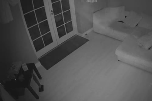 VIDEO: Cámaras de seguridad captan a fantasma en hogar de Inglaterra