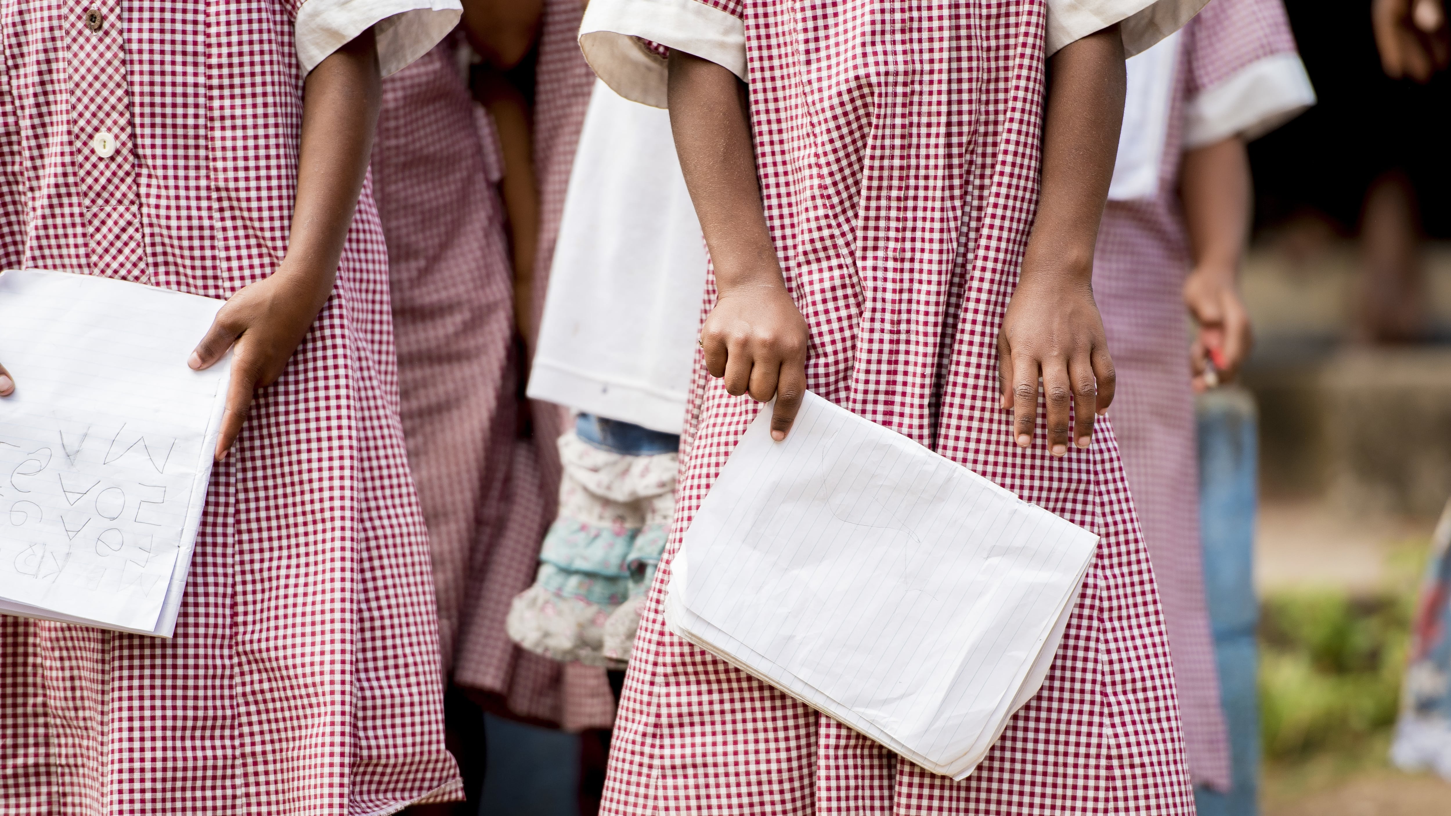 Estudiante obligada a hacer 100 abdominales con mochila muere en Vasai, India; escuela enfrenta sanciones.
