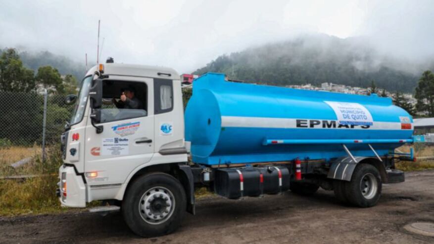 Tanqueros para abastecer de agua en el sur de Quito