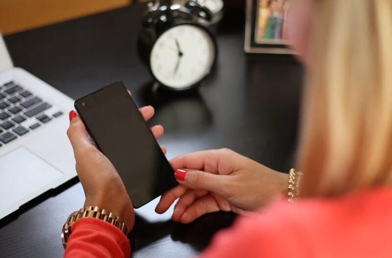 La manera en que sostienes el celular dice mucho de tu personalidad