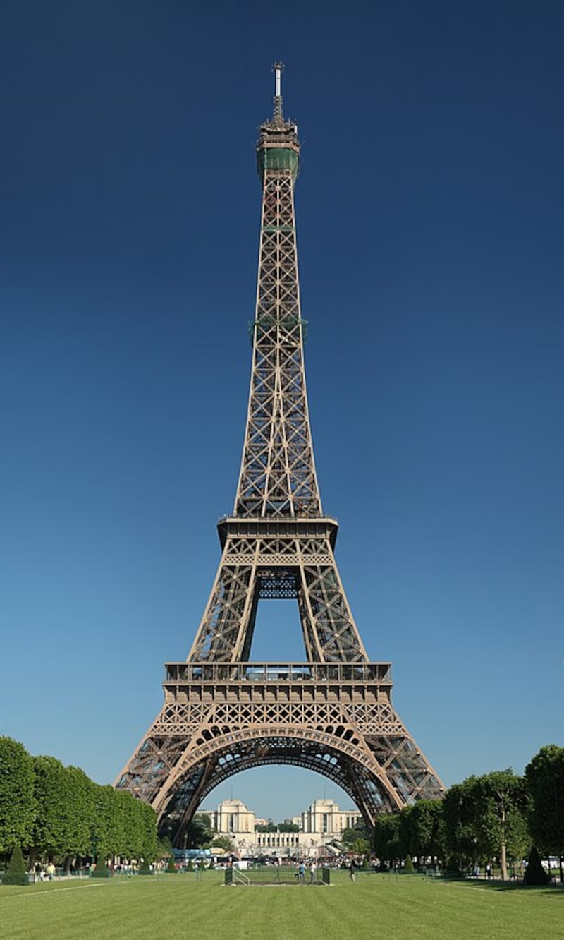 Nació como una estructura temporal. Sin embargo, con el paso del tiempo, la Torre Eiffel se convirtió en uno de los monumentos más reconocidos del planeta. Foto: Wikipedia.