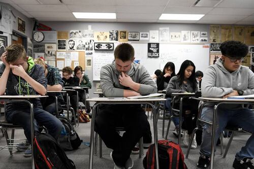 Corren a maestra de Texas que organizaba peleas en los salones de sus alumnos