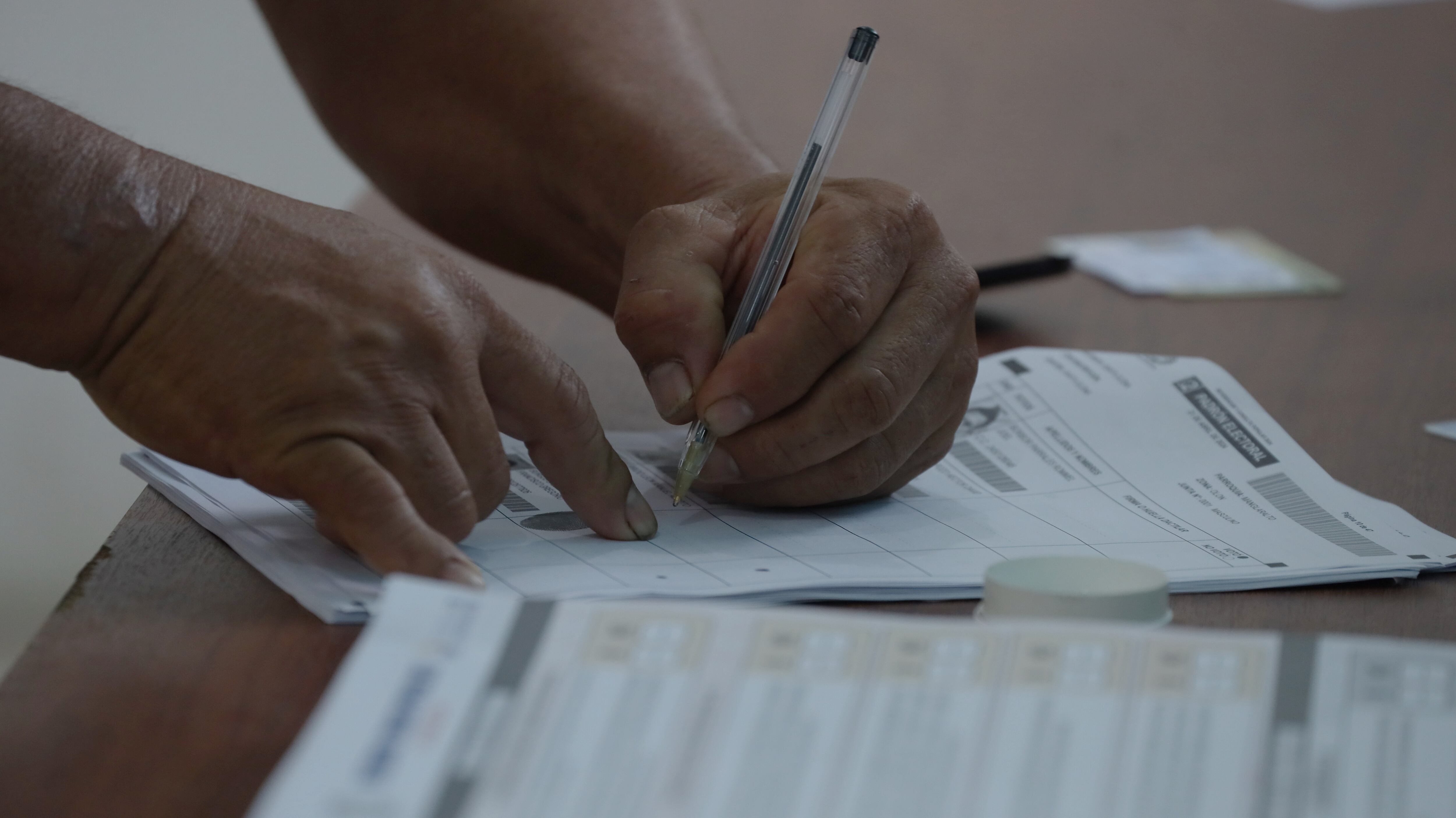 En la comuna Olón, provincia de Santa Elena, ejercen su derecho al voto en el Referéndum y Consulta Popular