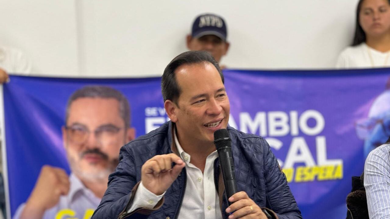 Henry Cucalón. Candidato presidencial por Construye, Lista 25, en una de sus exposiciones del plan de gobierno.