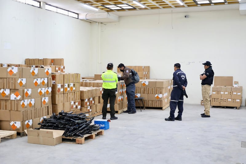 Policías habrían robado armas para venderlas a grupos criminales: Fiscalía investiga el caso
